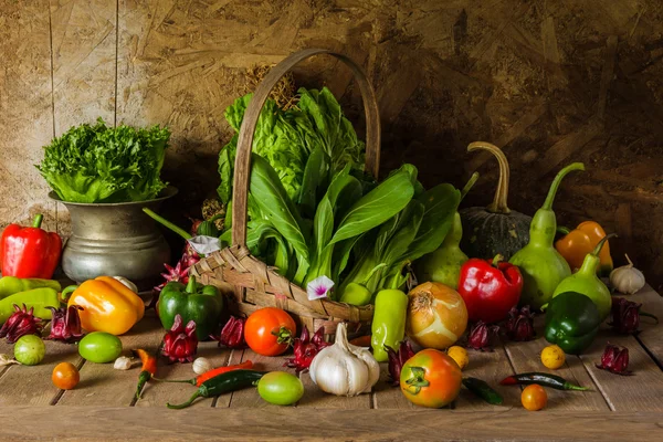 Bodegón Verduras, hierbas y frutas . —  Fotos de Stock