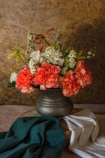 Bodegón con hermosas flores — Foto de Stock