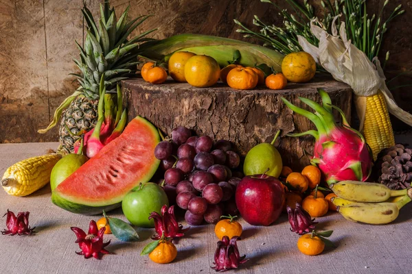 Stilleben med på virket full av frukt. — Stockfoto