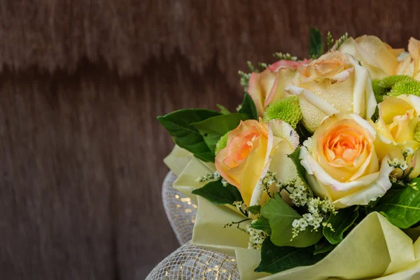 Bodegón con rosas hermoso ramo . — Foto de Stock