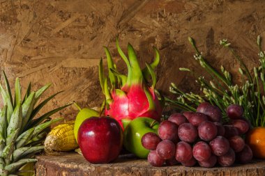 ağaç meyvesi tam tarih ile natürmort.