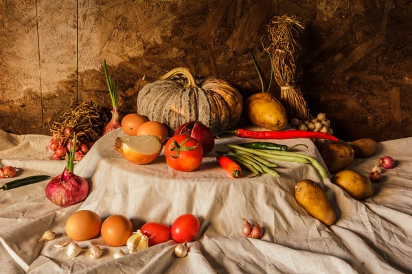 Photographie nature morte avec citrouille, épices, herbes, légumes a — Photo