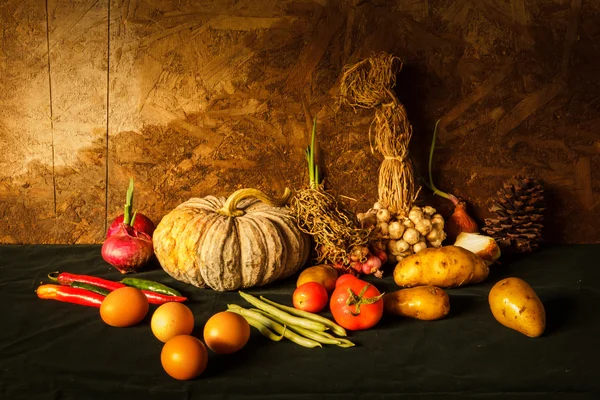 Stilleben fotografering med pumpa, kryddor, örter, grönsaker en Stockfoto
