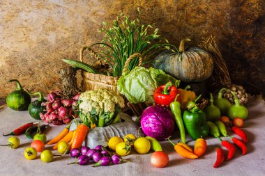Natürmort sebzeler, otlar ve meyveler.