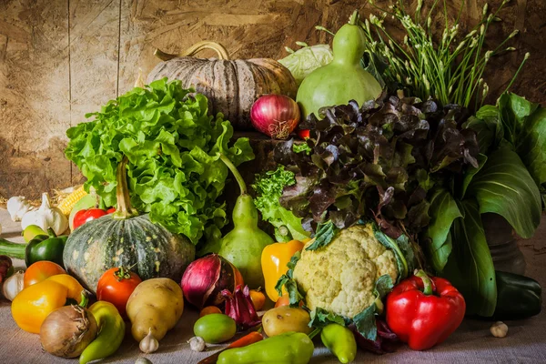 Bodegón Verduras, hierbas y frutas . —  Fotos de Stock