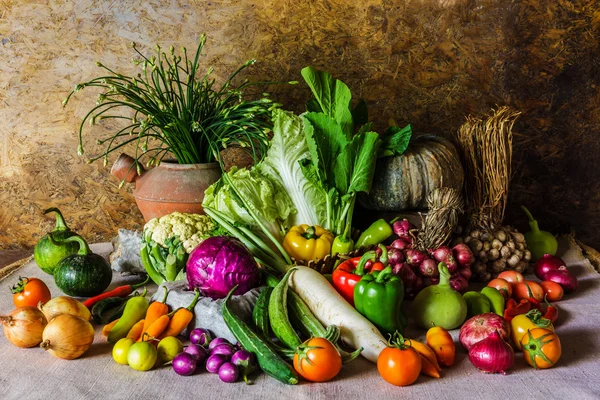 Натюрморт Овощи, травы и фрукты . — стоковое фото