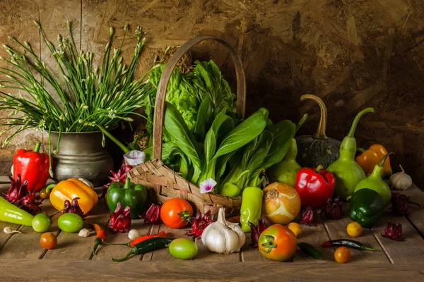 Csendélet zöldségekkel, gyógynövények és gyümölcsök. — Stock Fotó
