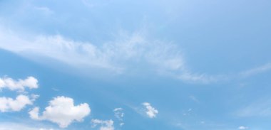 Mavi gökyüzü bulutu gradyan açık beyaz arkaplan. Güneşin üzerindeki bulutlu güzellik sakin kış havası arka planında. Gündüz ufkunda kasvetli, canlı, Cyan manzarası ufuk çizgisi bahar rüzgarı manzarası