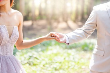 Düğün temalı arka plan, sarılmak ve el ele tutuşmak yeni evlilerin kutlama günüdür.