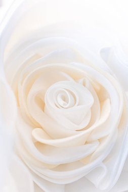 Beyaz gül desenli. Gelinliğin dantelli gelinliğinin ve güzel nakışların ayrıntıları arka plan ve çizimler için kullanılır.