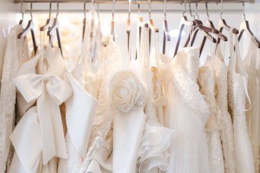 Gelinlik danteli güzel gelinlik gelinlik askılarda düğün atölyesinde