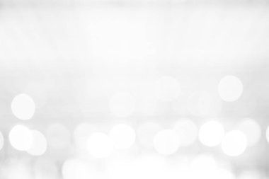 Soyut bulanık beyaz ve gümüş renkli klasik ışıklar. Arka plan, gösterim için yumuşak parlatıcıyla kapatılmış. Beyaz bokeh, soyut arkaplan..