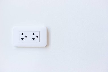 Beyaz duvardaki güç soketi