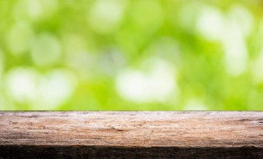 Ahşap zemin, doğa parkının arka planında bulanıklık yaratıyor ve yazları ekran montajları için.