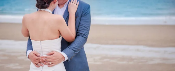Nevěsta Ženich Pár Objímání Navzájem Romantické Pláže Pláži — Stock fotografie