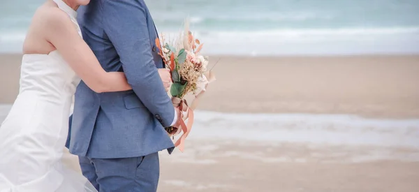 Жених Невесты Пара Обнимающих Друг Друга Романтический Пляж Пляже — стоковое фото