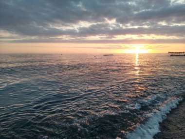 Sahilde gün batımı