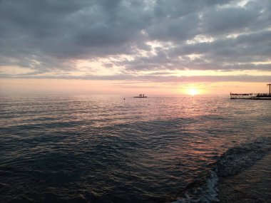 Sahilde gün batımı