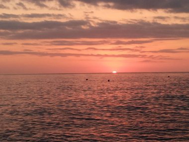 Sahilde gün batımı