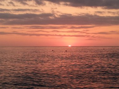 Sahilde gün batımı