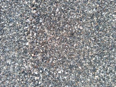 Kumsalda çakıl taşları