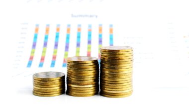 Madeni paralar makroyu, finansal konsept için bulanık arkaplanlarla kaplar. Metin için yer