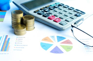 Para sikkelerini finansal konsept için belge tablosundaki hesap makinesiyle kapat