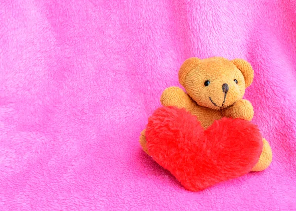 Romantischer Teddybär Und Rotes Herz Auf Rosa Hintergrund — Stockfoto