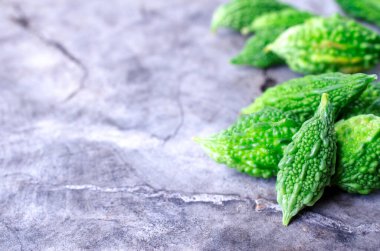 Metin arkaplan kavramınız için kopyalama alanı olan yeşil acı kabak sebzesi