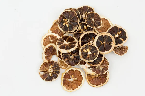 Beyaz arka planda kurutulmuş limon dilimleri.