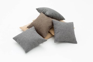 Beyaz arka planda tek renkli kanepe yastıkları