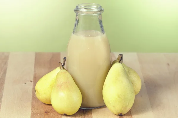 Still life of pears and pear juice — Stock Photo, Image