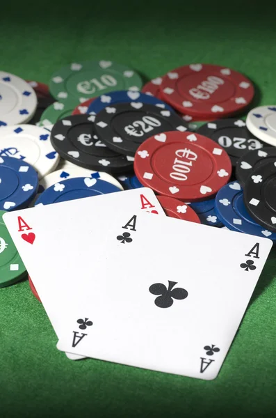 Zdobywając ręcznie w pokera Teksas holden — Zdjęcie stockowe