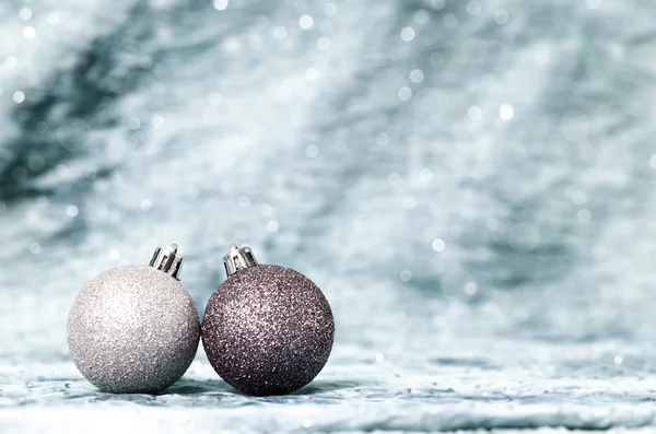 Silber Weihnachten Hintergrund mit silbernen Ornamenten — Stockfoto