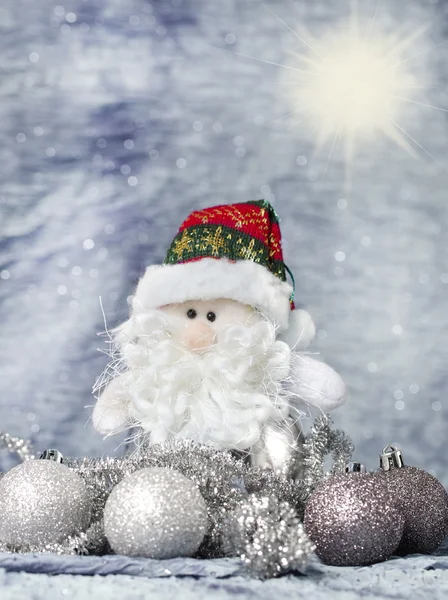 Babbo Natale con ornamenti natalizi argento — Foto Stock
