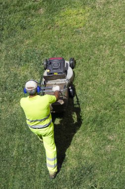 Bahçıvan çim kesme