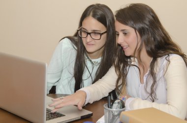 bilgisayar kullanan iki güzel kadın