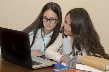 iki genç kadın bir bilgisayar arıyorum