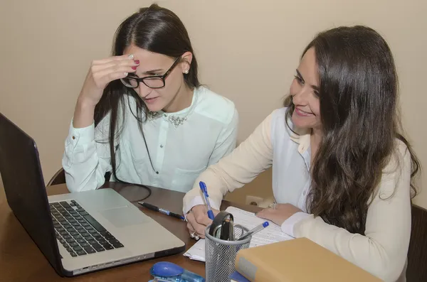 Duas jovens mulheres estudando — Fotografia de Stock