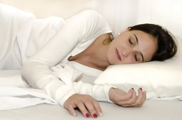 Mujer joven durmiendo — Foto de Stock