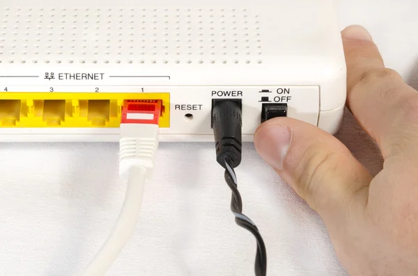 Anschluss eines Routers im Vordergrund — Stockfoto