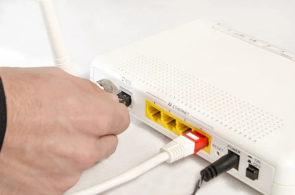 Connessione di un modem per Internet ad alta velocità — Foto Stock