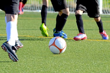 Kapa bir futbol oyun ön planda