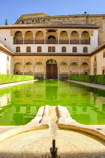 Krajina v alhambra, nádvoří s zelenou vodou — Stock fotografie