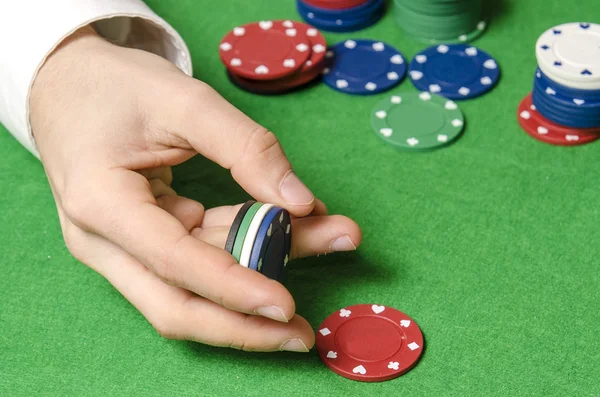 Mão com fichas de casino — Fotografia de Stock