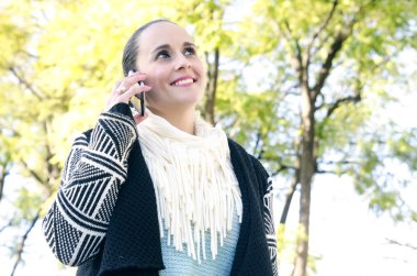 Cep telefonuyla konuşan bir kadın.