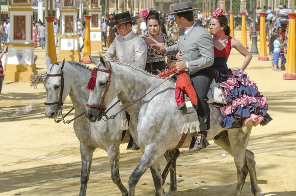 JEREZ DE LA FRONTERA, ESPAÑA-MAYO 11: Personas montadas en un carro — Foto de Stock