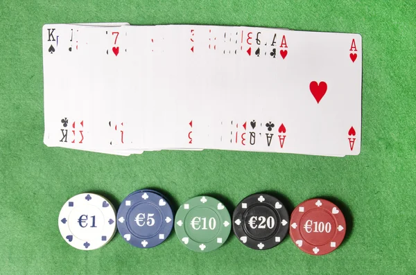 Baralho de cartas e fichas de casino — Fotografia de Stock