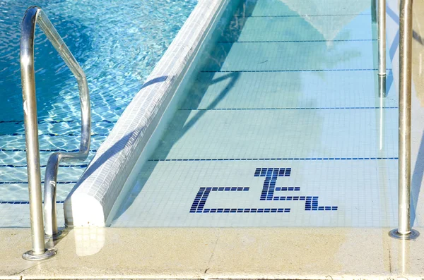 Toegang tot het zwembad voor gehandicapte Stockfoto