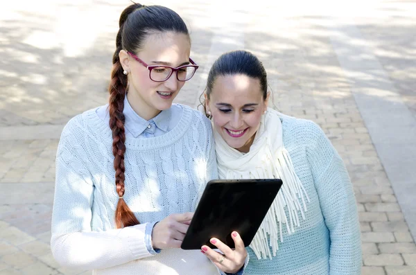 Två kvinnor som använder en Tablet PC — Stockfoto